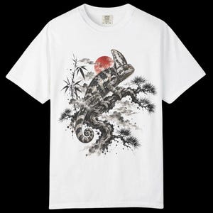 T-shirt met gesluierde kameleon | Japanse Sumi-e reptielen-T-shirt | Comfort Colors 1717 | Cadeau voor kameleonliefhebbers afbeelding 2