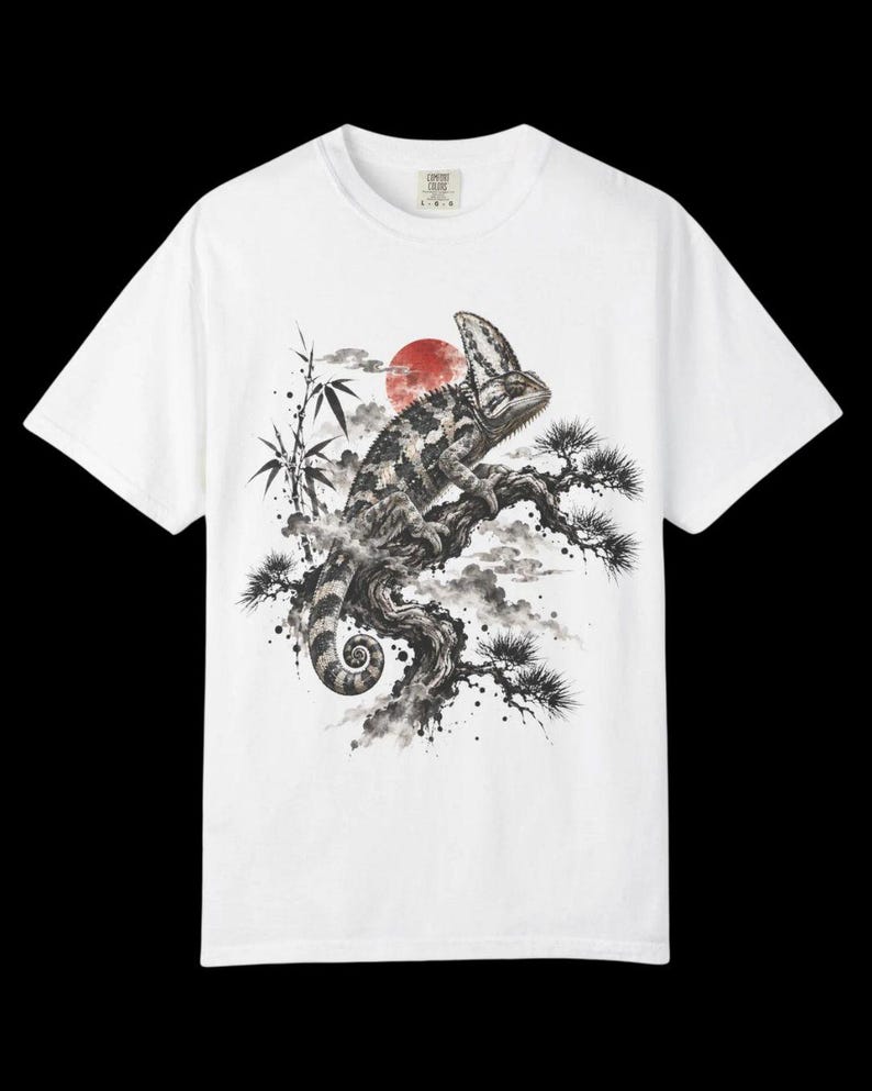 T-shirt met gesluierde kameleon | Japanse Sumi-e reptielen-T-shirt | Comfort Colors 1717 | Cadeau voor kameleonliefhebbers afbeelding 2
