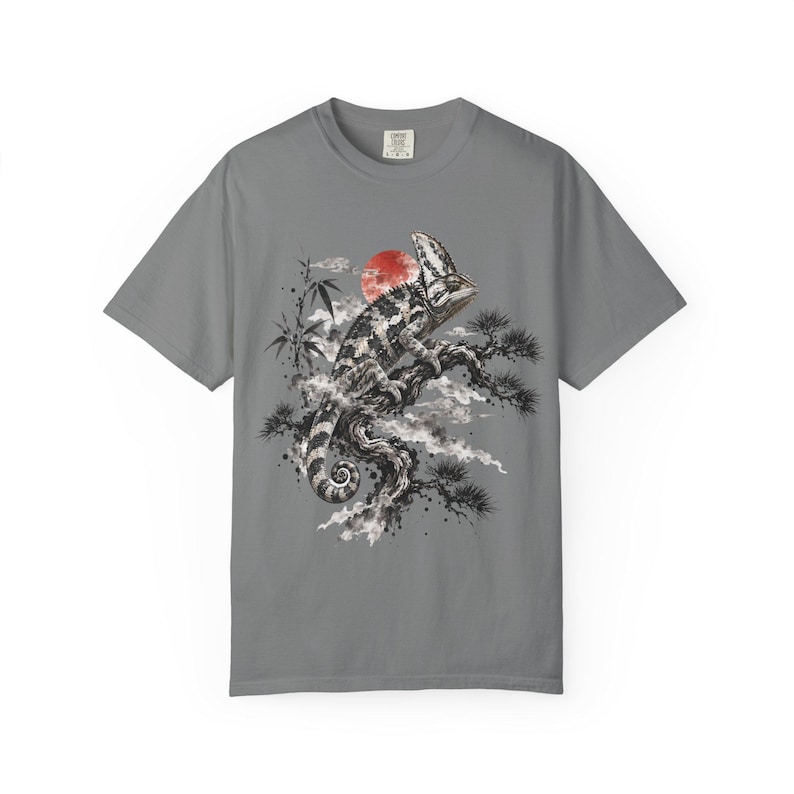 T-shirt met gesluierde kameleon | Japanse Sumi-e reptielen-T-shirt | Comfort Colors 1717 | Cadeau voor kameleonliefhebbers afbeelding 10
