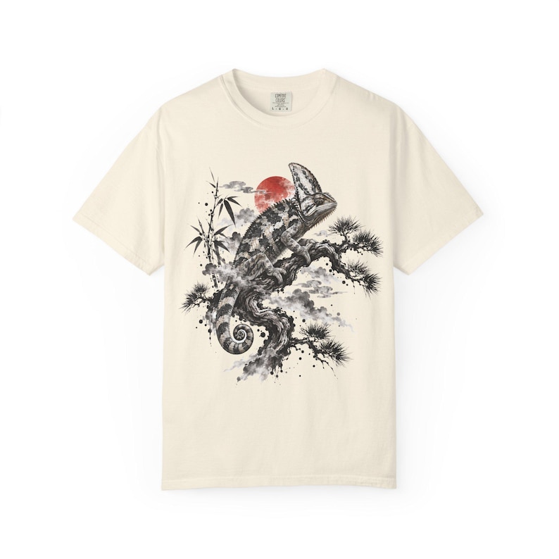 T-shirt met gesluierde kameleon | Japanse Sumi-e reptielen-T-shirt | Comfort Colors 1717 | Cadeau voor kameleonliefhebbers afbeelding 7