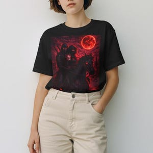 Puede incluir: Una taza de cerámica blanca con asa negra y el texto "But First, Coffee" en negrita negra. La taza está sobre un fondo borroso. La taza mide aproximadamente 10 cm de altura.