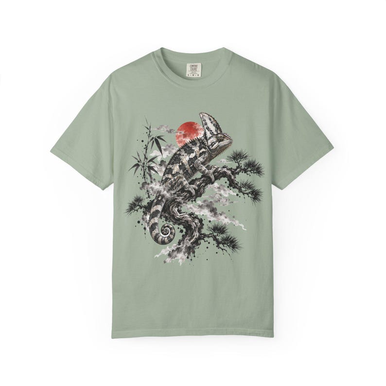 T-shirt met gesluierde kameleon | Japanse Sumi-e reptielen-T-shirt | Comfort Colors 1717 | Cadeau voor kameleonliefhebbers afbeelding 8