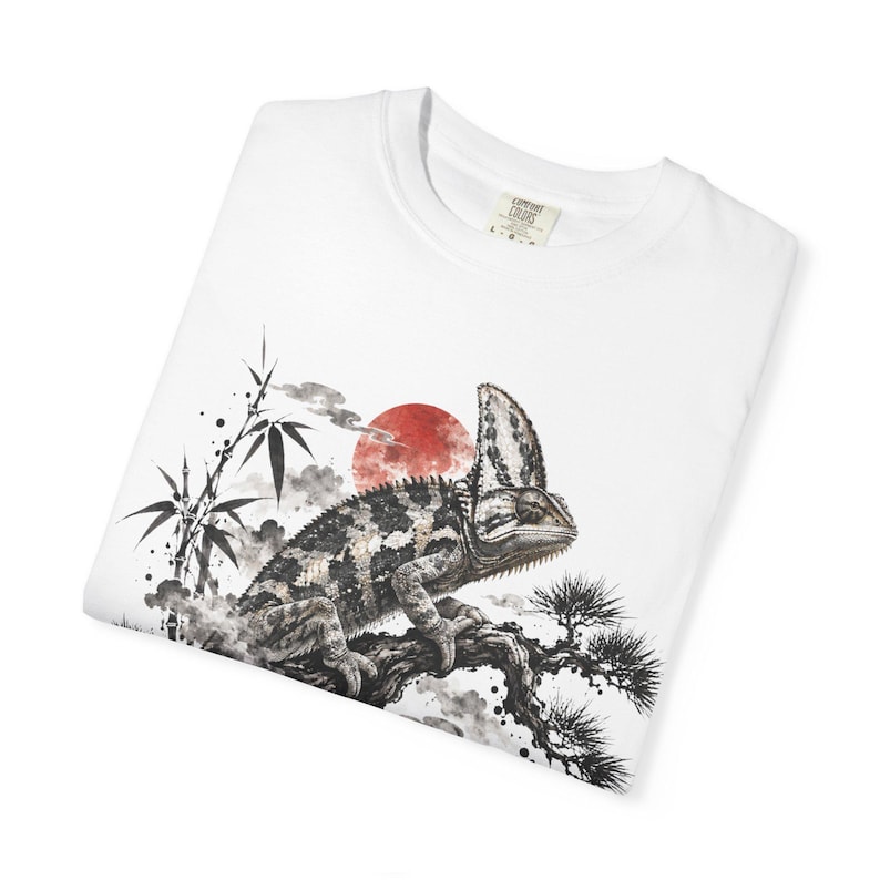 T-shirt met gesluierde kameleon | Japanse Sumi-e reptielen-T-shirt | Comfort Colors 1717 | Cadeau voor kameleonliefhebbers afbeelding 12