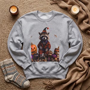 Halloween-Sweatshirt mit Waschbär- und Hexenhut-Motiv | Herbst-Sweatshirt mit Kürbismotiv