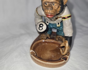 Vintage antropomorfisk schimpansfigur: Japansk apa med 8-boll från 1950-talet