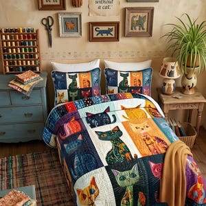 Pode incluir: Um quarto com uma colcha e almofadas com motivos de gatos. As paredes são decoradas com quadros e ornamentos de gatos. O texto "A house is not a home without a cat" é exibido. Um gato dorme numa cesta.
