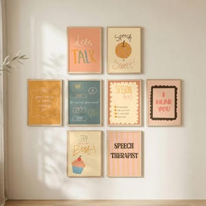 Op de afbeelding: Een galerijwand met acht ingelijste posters met diverse illustraties en teksten zoals "Lets TALK", "Speech is Sweet", "Session Rules", "I HEAR YOU", "TRY Best!" en "SPEECH THERAPIST" in verschillende pastelkleuren en ontwerpen.