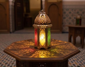 Handgemaakte Marokkaanse lantaarn met koperkleurige gloed en oosterse verlichting.