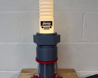 3D プリントのスパーク プラグ マン ケイブ/ショップ ランプ - 100 種類以上のデザイン。カスタム ロゴも利用可能!