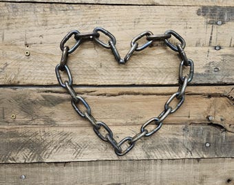 Colgador de pared con cadena y corazón hecho a mano