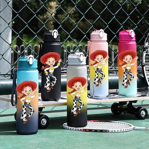 Jessie-waterfles, Toy Story-beker, gepersonaliseerde kinderwaterfles, stripfiguurfles, schoolsportfles, cadeau voor meisjes afbeelding 1