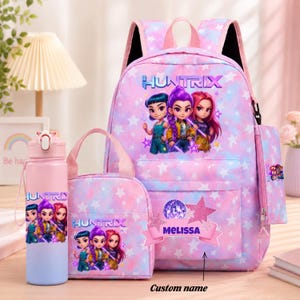 May include: A pink and blue backpack, lunch bag, water bottle, and pencil case set featuring a star pattern and a graphic of three cartoon characters with the text HUNTRIX. The backpack includes a pink banner with the name MELISSA printed on it.