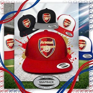 Op de afbeelding: Een verzameling Arsenal snapback petten in verschillende kleuren, waaronder rood, zwart en wit. Elke pet heeft het Arsenal logo op de voorkant. De petten hebben een platte klep en een verstelbare snapsluiting. De afbeelding bevat ook de tekst "THE AUTHENTIC SNAPBACK ZENITH SINCE 1980".