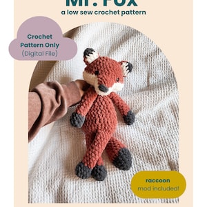 Puede incluir: Un juguete de zorro tejido a ganchillo en tonos óxido, negro y blanco, con el texto "Mr. Fox" y "a low sew crochet pattern". La imagen también incluye el texto "Crochet Pattern Only (Digital File)" y "raccoon mod included!"