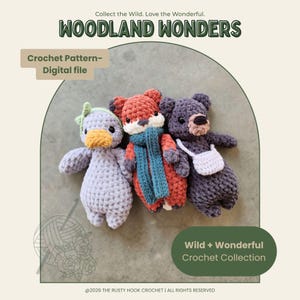 Könnte beinhalten: Drei gehäkelte Plüschtiere mit der Aufschrift Woodland Wonders: eine hellviolette Ente mit grüner Schleife, ein orangefarbener Fuchs mit blaugrünem Schal und ein dunkelgrauer Bär mit weißer Umhängetasche. Text: Crochet Pattern-Digital file und Wild + Wonderful.