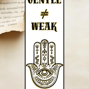 Peut inclure: Un marque-page avec une bordure noire et un fond blanc. Le texte "GENTLE ≠ WEAK" est en haut. En dessous, un motif de main de Hamsa doré et noir avec un œil au centre. Le bas du marque-page porte le texte "etherrootsspiritual© williamstephaniesawyer©".
