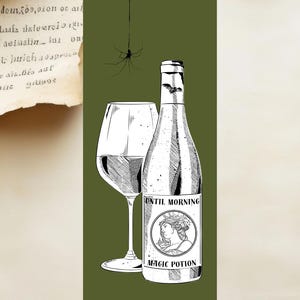 Peut inclure: Illustration en noir et blanc d'une bouteille de vin et d'un verre sur fond vert. L'étiquette de la bouteille indique "UNTIL MORNING MAGIC POTION" avec un portrait de femme. Une araignée est suspendue au-dessus.