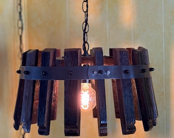 Lámpara de araña de duelas de barril de roble recuperado: lámpara rústica estilo granja, iluminación de barril de whisky