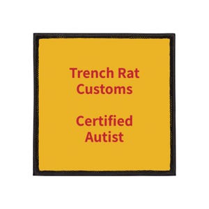 Peut inclure: Écusson carré avec un centre jaune et une bordure noire. L'écusson présente le texte "Trench Rat Customs" et "Certified Autist" en lettres rouges. L'écusson est probablement destiné aux vêtements ou aux accessoires.