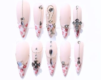 Blushroze nagels, kruisbedel stiletto, hartjestips, strass kettingnagels