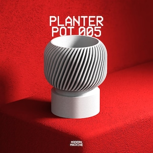 Op de afbeelding: Een witte plantenpot met een spiraalvormige, geribbelde textuur op het ronde lichaam, rustend op een cilindrische voet. De tekst PLANTER POT 005 staat boven het object en de tekst MODERN MACHINE staat onder het object.