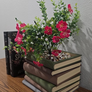 Vaso em formato de pilha de livros, decoração de interiores impressa em 3D com sistema de drenagem integrado.