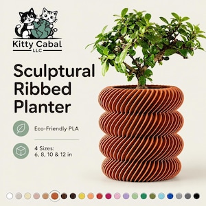 Op de afbeelding: Een terracotta-kleurige sculpturale geribbelde plantenbak met een spiraalstructuur en een kleine groene plant. De tekst luidt Kitty Cabal LLC, Sculptural Ribbed Planter, Eco-Friendly PLA en 4 Sizes: 6, 8, 10 & 12 in, met een rij kleurstalen.