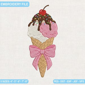 Könnte beinhalten: Gesticktes Eiswaffel-Design mit drei Kugeln: Vanille, Rosa und Schokolade mit Streuseln. Eine rote Kirsche krönt das Eis. Der Kegel ist hellbraun und eine rosa Schleife befindet sich am Boden. Der Text "EMBROIDERY FILE" steht oben.
