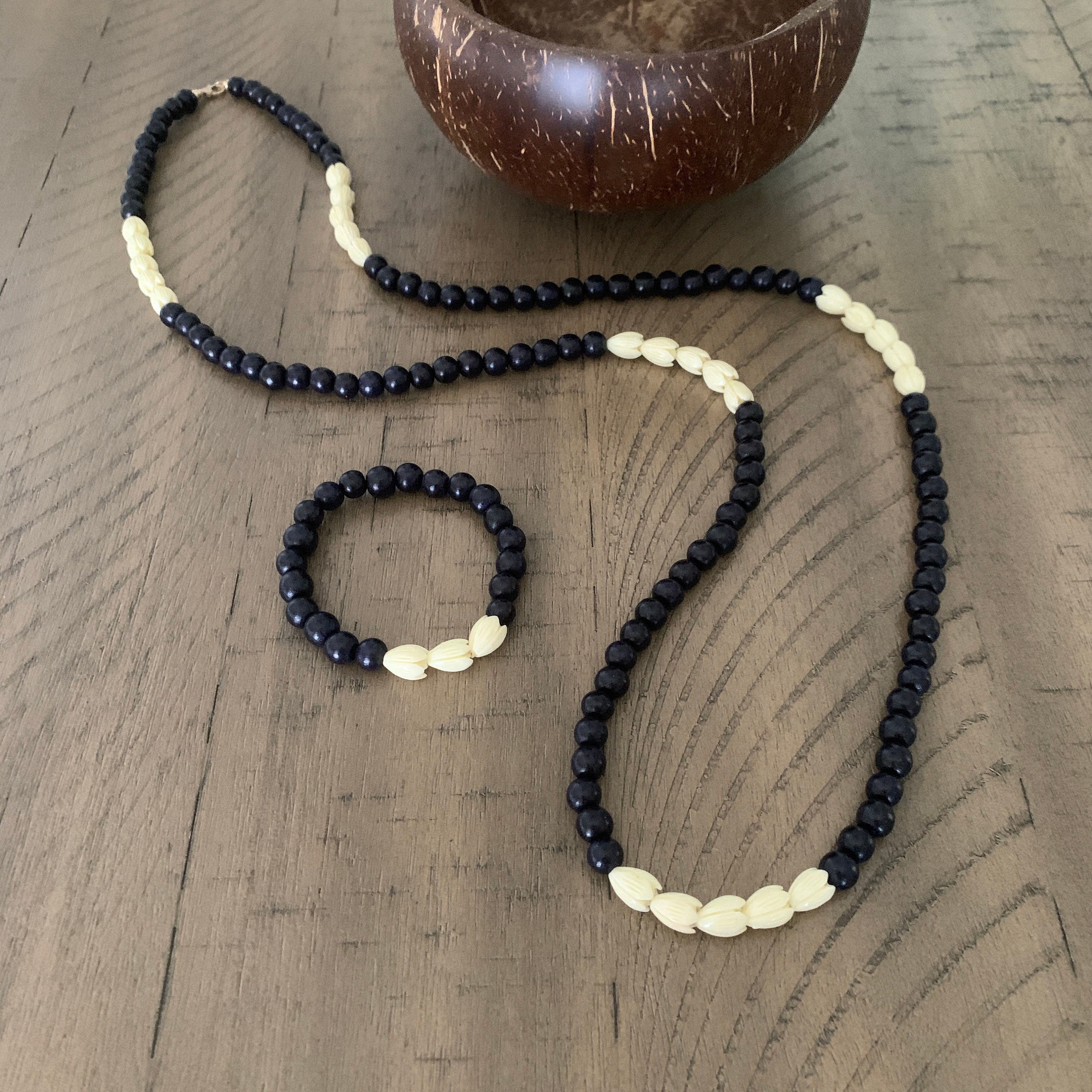 Pikake Collection - Pikake / Wood Bead - Stretch Bracelet