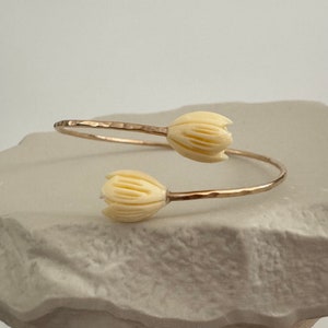 Gold Filled Hammered Cuff&lt;&gt; Double Pikake - Large Bead (2753)