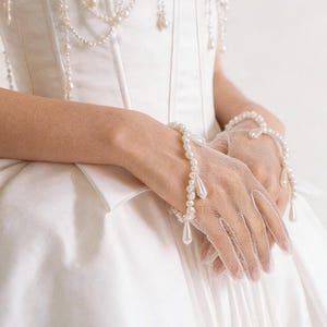 Vintage Pearl Wave Sheer Bridal Gloves, Retro Half Gloves with Natural Pearl Edging, Elegant Wedding Accessory, Handmade Gift for Bride