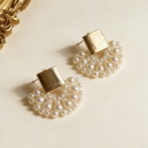 Pendientes de Perlas Tejidas Oro 14k | Abanico Geométrico, Regalo Dama de Honor, Joyería de Boda Francesa, Elegantes Pendientes para Ella