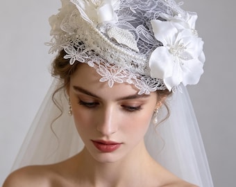 Cappellino Fascinator In Pizzo Con Fiori E Perle Per Matrimonio Derby E Gala