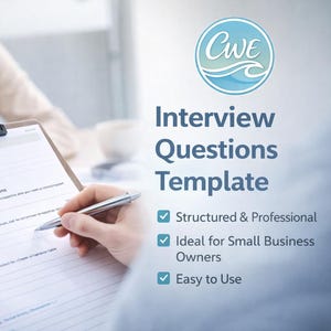 Könnte beinhalten: Eine Person hält einen Klemmbrett mit einer Vorlage für Vorstellungsgesprächsfragen, mit einem Stift zum Schreiben bereit. Der Text auf dem Bild lautet "Interview Fragen Vorlage" und hebt Funktionen wie "Strukturiert & Professionell" hervor.