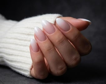 Uñas postizas color blanco lechoso con efecto degradado en forma de almendra – Uñas postizas con degradado para baby boomers