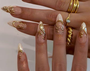 Unghie finte barocche dorate a mandorla / Nail art di lusso 3D effetto cromo per matrimoni e spose.