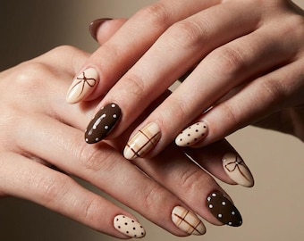 Unghie finte a mandorla con fiocco a pois e motivo a quadri marroni – Nail art in stile civettuolo