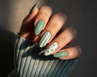 Uñas postizas almendradas con rayas y puntos verde salvia – Diseño de uñas de estilo retro