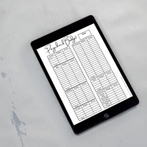 Può includere: Un tracker di budget stampabile in bianco e nero su un tablet. Il tracker include sezioni per entrate, bollette, spese, risparmi e buste. Il tracker include anche una sezione riepilogativa per il reddito totale, la spesa totale, il risparmio totale e le buste totali.