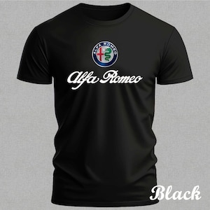 Pode incluir: Uma t-shirt preta de manga curta com o logótipo circular da Alfa Romeo em vermelho, verde e prateado no centro do peito. Abaixo do logótipo, o texto Alfa Romeo está impresso numa escrita cursiva branca estilizada. A palavra Black está no canto.
