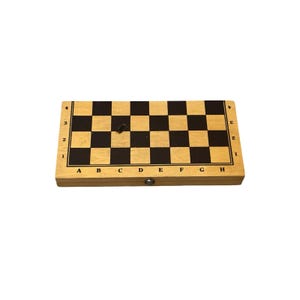 Puede incluir: Un tablero de ajedrez de madera con un patrón de cuadros negros y beige. El tablero es rectangular y tiene designaciones de letras y números a lo largo de los bordes. El tablero está cerrado y tiene un pequeño cierre de metal.