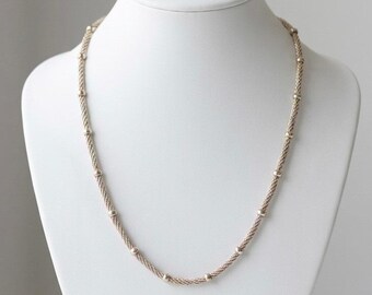 Collana a più fili in rete intrecciata con perline decorative, tonalità argento, minimalismo classico