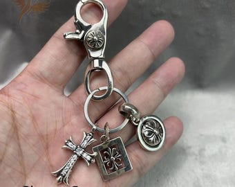 Llavero de cruz gótica – Llavero plateado con dije de estilo punk rock / Charm para bolso estilo Y2K cromado