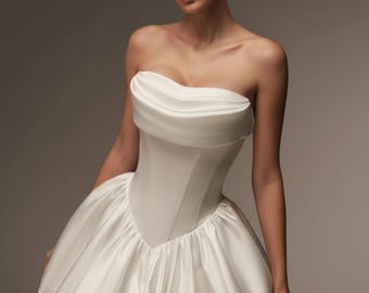 Elegante mini abito da sposa in raso senza spalline, moderno abito da sposa corto con corsetto per ricevimento o fuga d'amore