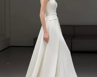 Abito da sposa in raso senza spalline in stile francese per la sposa, semplice abito da ricevimento bianco, moderno abito da sposa plissettato con bottoni, realizzato su misura