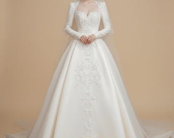 Elegante abito da sposa in raso a maniche lunghe per la sposa, abito da sposa vintage francese con ricamo, sofisticato abito da sposa con strascico a cattedrale e collo alto