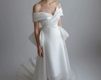 Abito da sposa in raso bianco con spalle scoperte e fiocco oversize, abito da ricevimento minimalista in stile francese con schiena scoperta