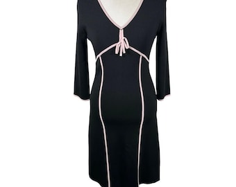 Vestido ajustado negro BCBGMaxazria con lazo rosa, escote en V y corte imperio, talla M Y2K