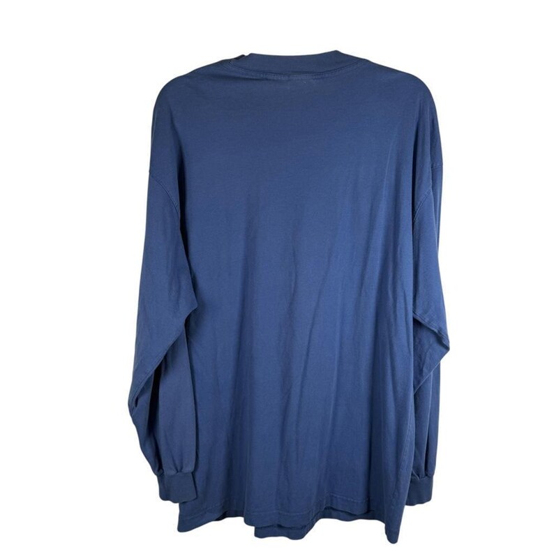 Pu&ograve; includere: Una maglia a maniche lunghe di colore blu tinta unita con scollo rotondo e polsini a coste sui polsi. Il capo &egrave; realizzato in un tessuto semplice con un colore blu profondo e costante sia sul davanti che sul retro, con una vestibilit&agrave; standard.