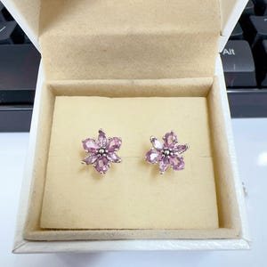 以下が含まれることがあります： 斑点のあるマット仕上げのセラミックマグカップ3個セット。各マグカップは、ライトブルー、クリーム、グレーと異なる色です。マグカップはシンプルでモダンなデザインで、持ちやすいハンドルが付いています。